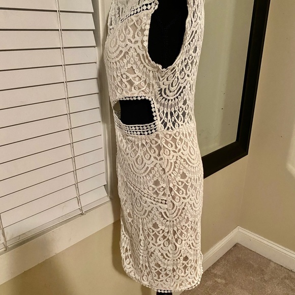 White lace detail dress with cut out - Picture 7 of 8